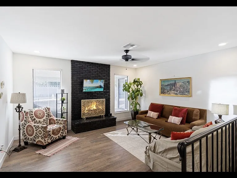 712 Glen Abbey Cir — Photo 3