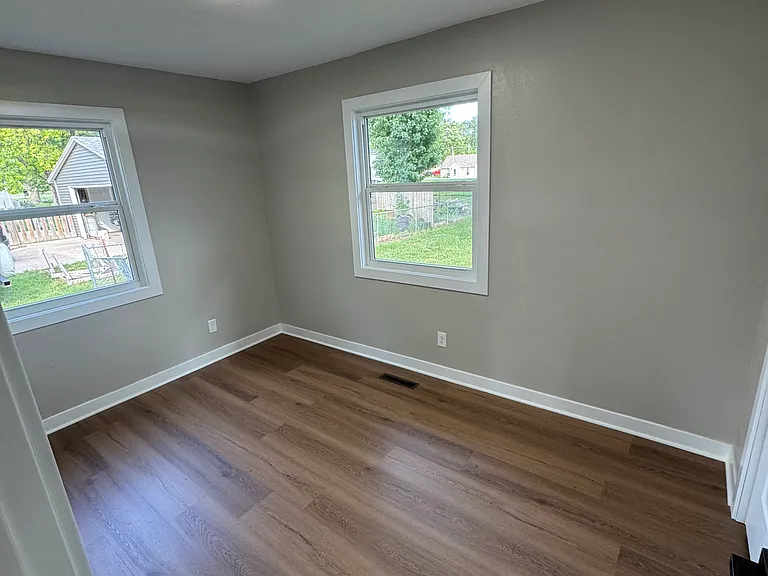 2324 Elm St — Photo 10