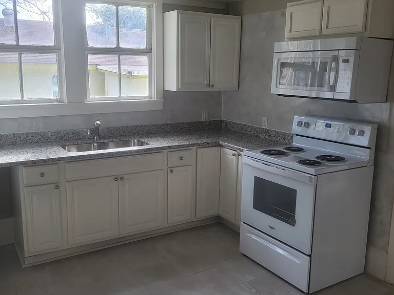 562 W Grant St — Photo 4