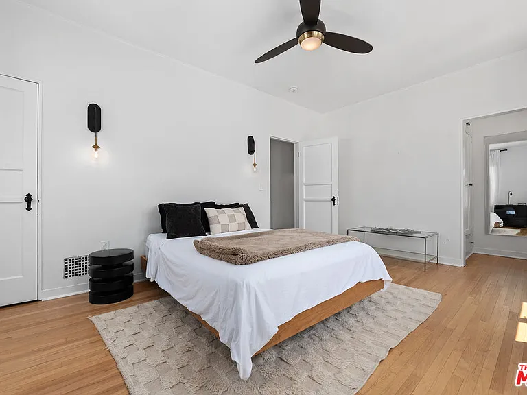 1270 N Hayworth Ave — Photo 14