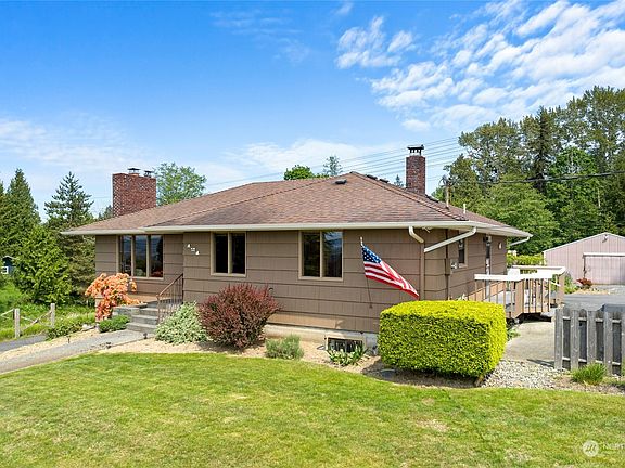 Nestled in the heart of Lake Stevens, this property has been in the same family for decades!>