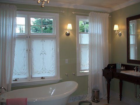 One of 4 bathrooms
