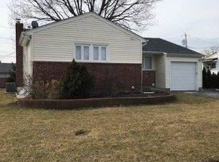 9 Andover Ln, Hicksville, NY 11801