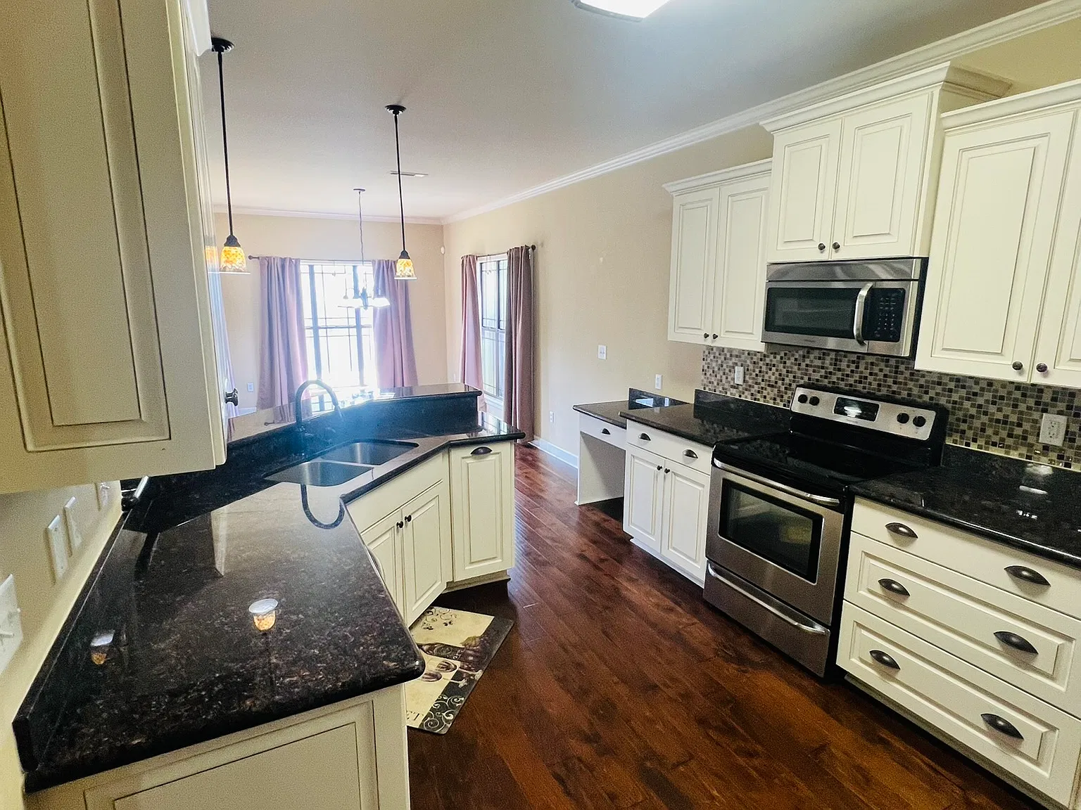 4 bed, 2550 sqft, $2,500 — Photo 4