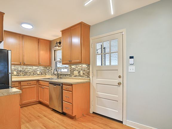 5th image of 716 6th St SE