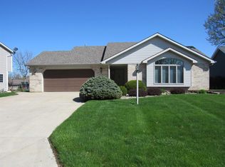 1709 E Ravenwood Ln, Columbia City, IN 46725