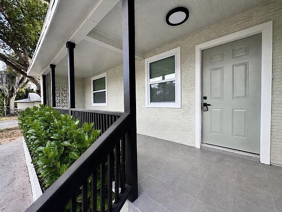 3rd image of 1030 N Stella Ave