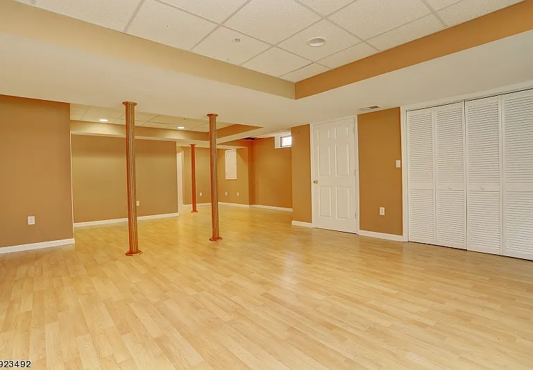 215 Raymound Blvd — Photo 18