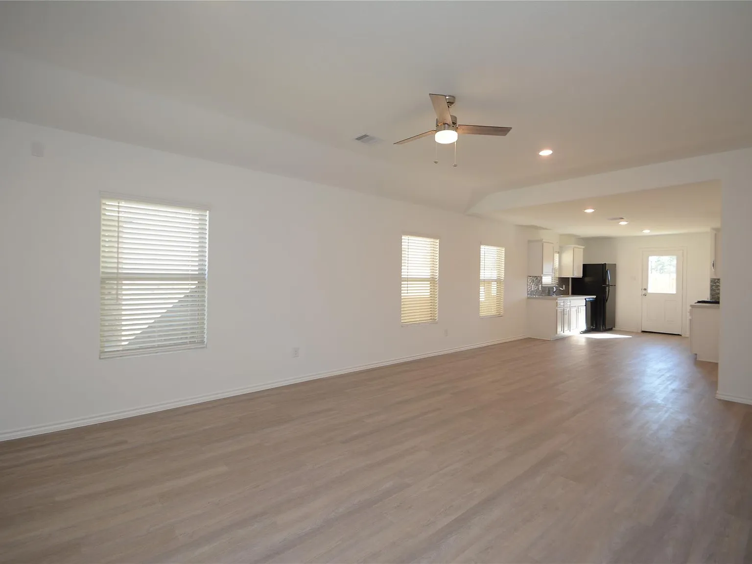 3 bed, 2.0 bath, 1230 sqft, $1,800 — Photo 3