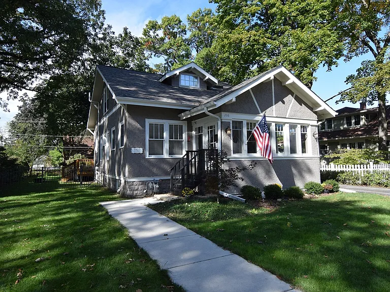 208 N Oak Ave — Photo 2