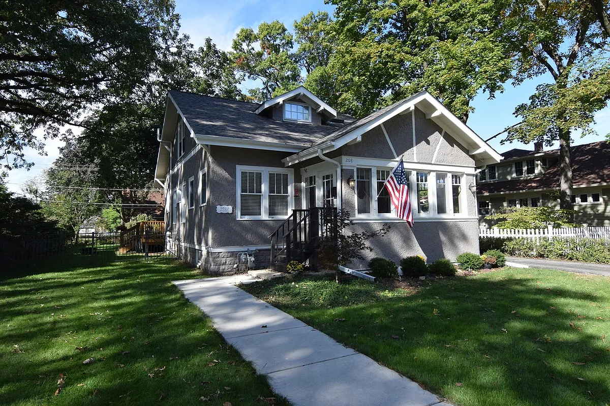 Building Photo - 208 N Oak Ave