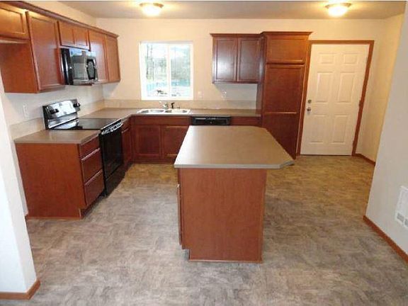 Kitchen area is open to the living room and features an isla