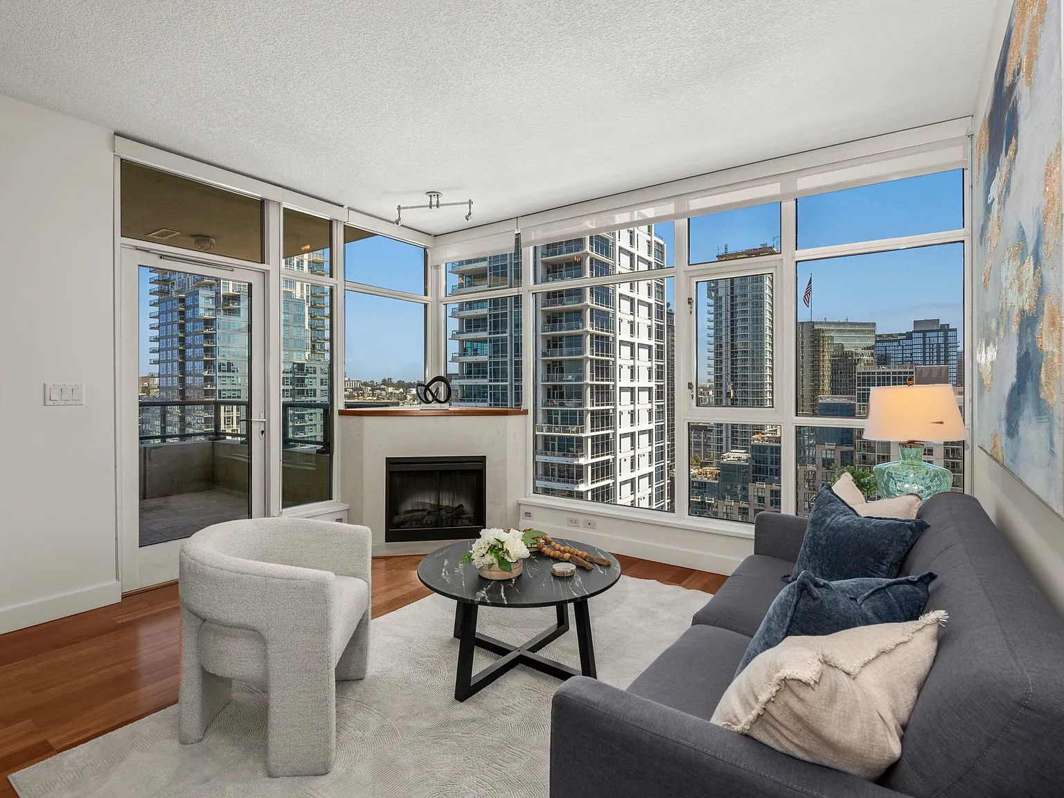 1 bed, 1.5 bath, 899 sqft, $4,000 — Photo 2