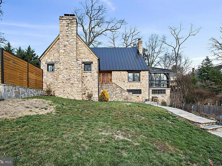 2347 S Arlington Ridge Rd — Photo 1