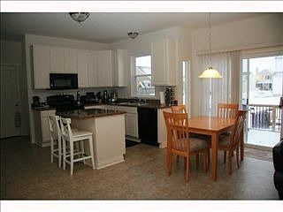 3rd image of 475 Yale Cir