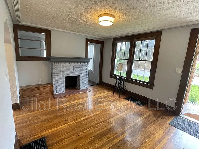 1845 Lakewood Ter SE — Photo 3