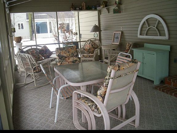 Large screen porch for outdoor enjoyment!