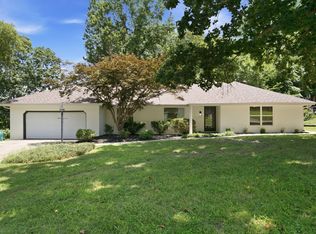 1524 S Charing Rd, Springfield, MO 65809