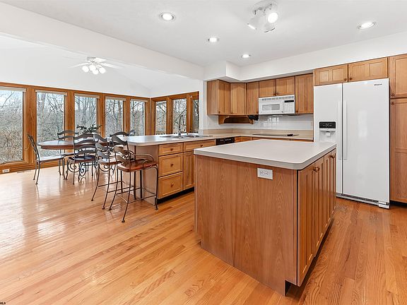 3rd image of 237 Poplar Dr