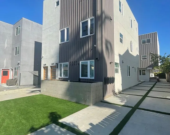 1269 W 36th St — Photo 1