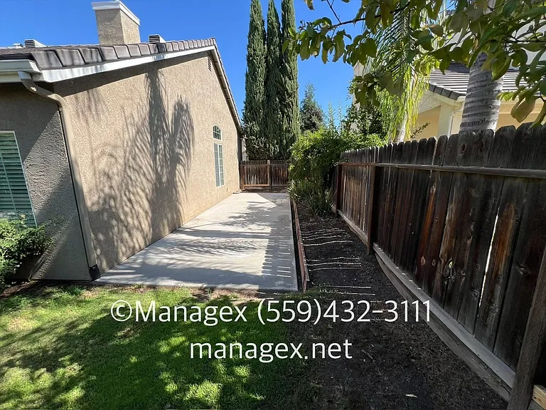 1151 E Pinehurst Ave — Photo 22