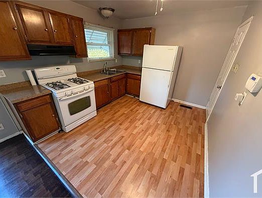 4th image of 10443 Royal Dr