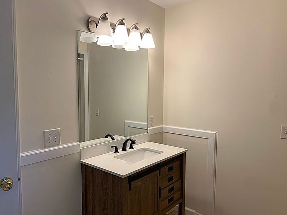 5th image of 640 Barefoot Dr