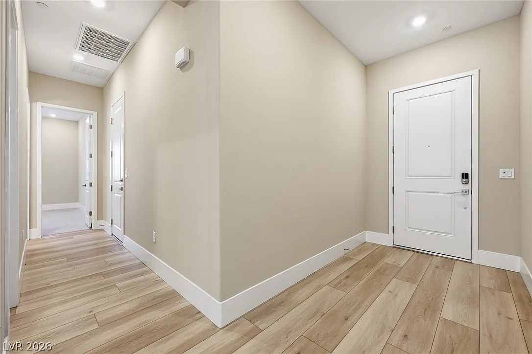 3 bed, 3.0 bath, 2355 sqft, $5,000 — Photo 3