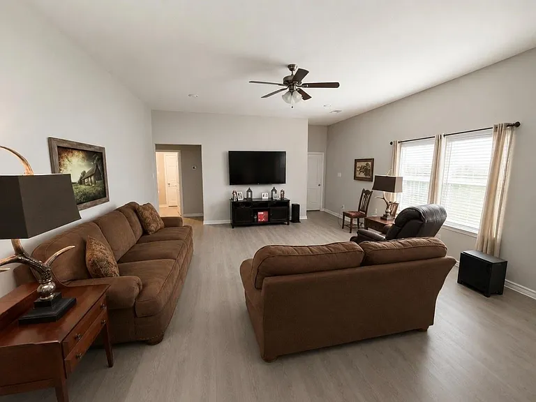 306 Helen St — Photo 4