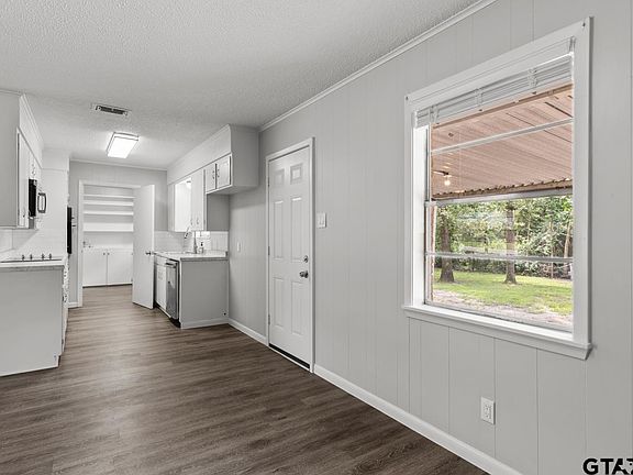4th image of 1214 Lakeside Dr