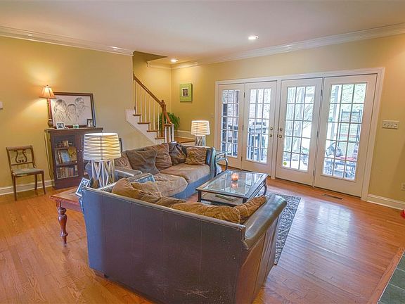 3rd image of 920 Lee Ave