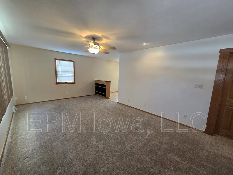 3 bed, 1.0 bath, 1264 sqft, $1,700 — Photo 2