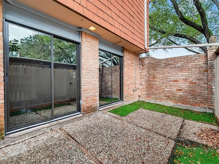 500 N Post Oak Ln — Photo 45