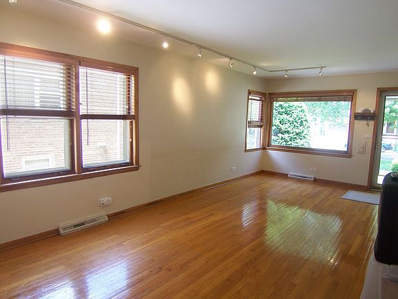Living room, alt angle