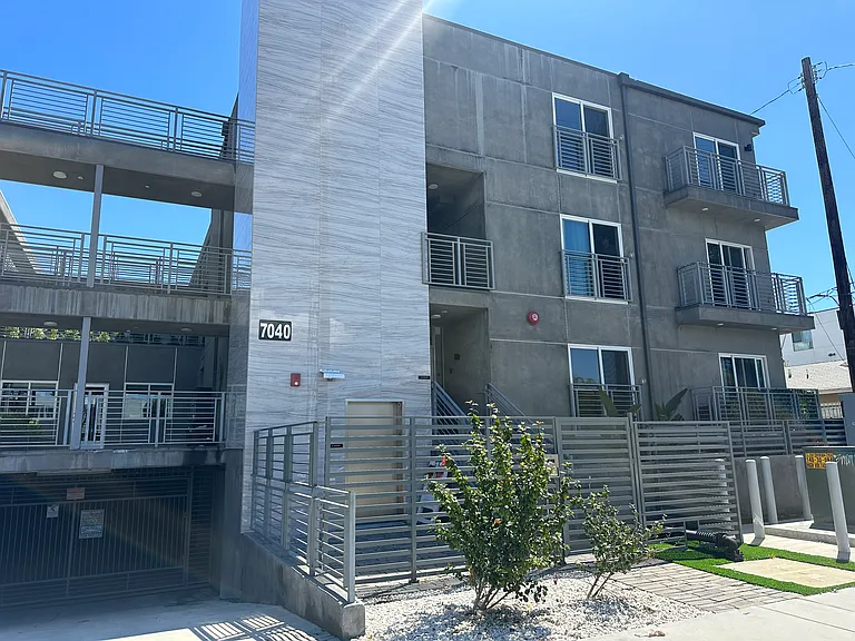 7040 N Woodman Ave #105 — Photo 19