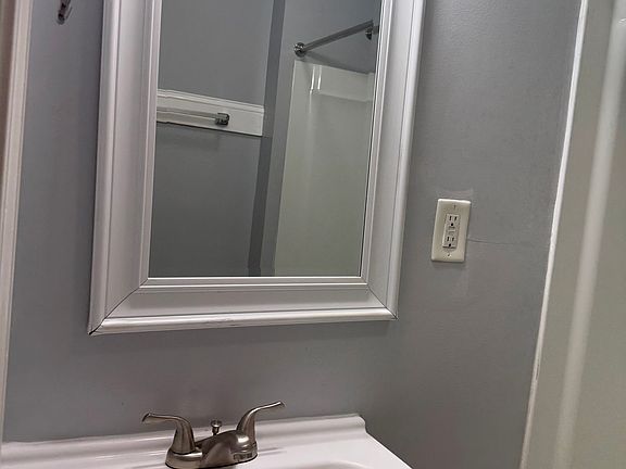 3rd image of 709 Logan St
