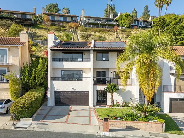 1350 E Tujunga Ave — Photo 3