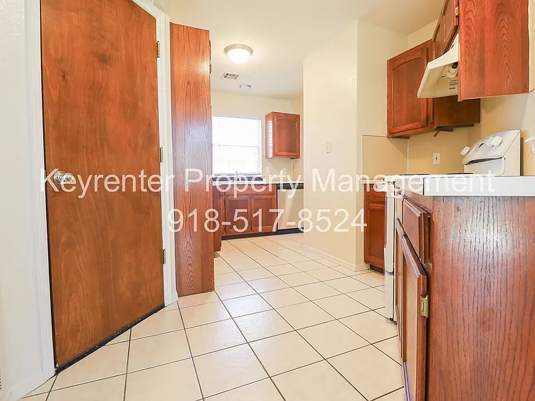318 E Will Rogers Blvd — Photo 6