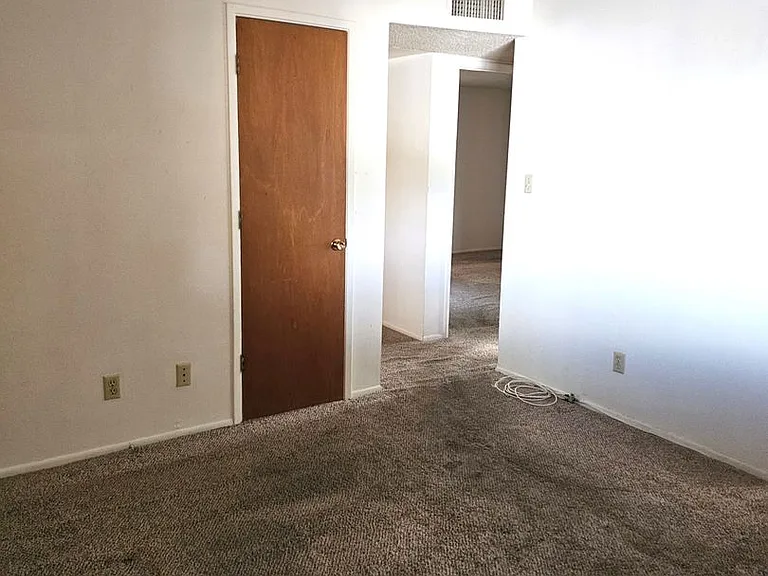 680 S Valley View St — Photo 3