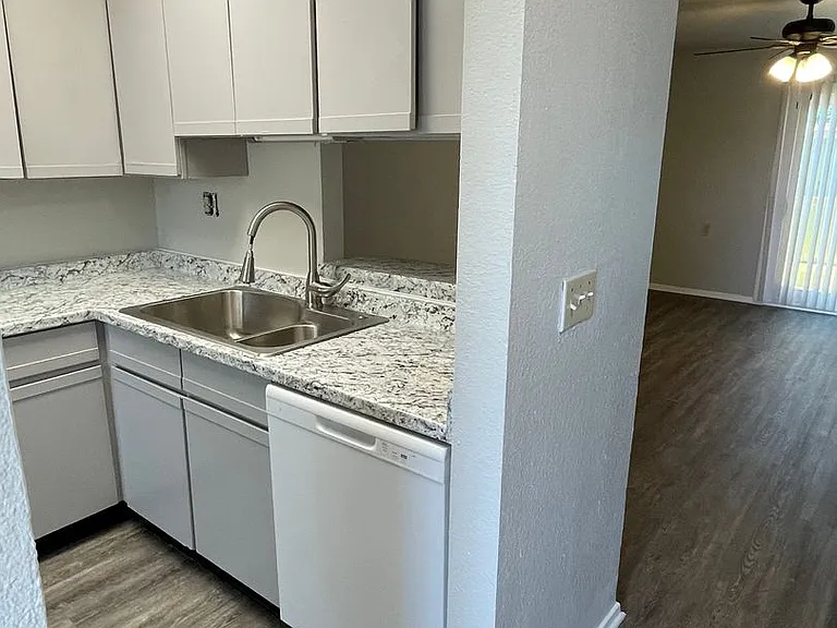 802 W Collins St — Photo 3