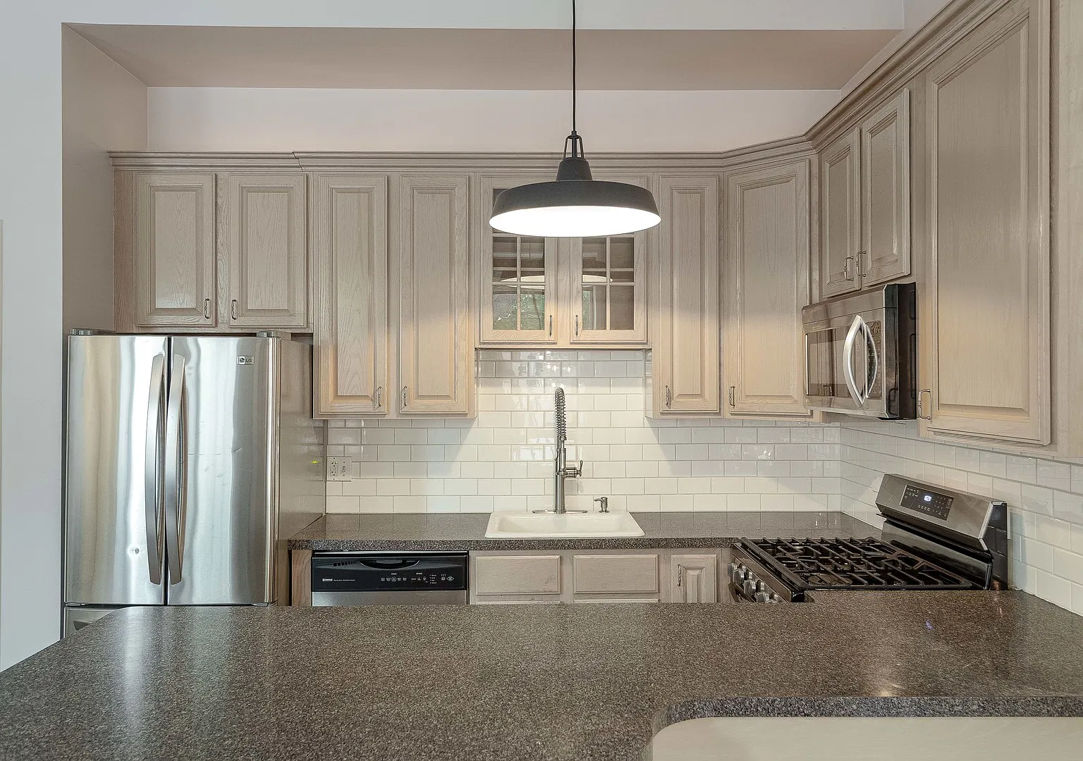 2 bed, $3,600 — Photo 3