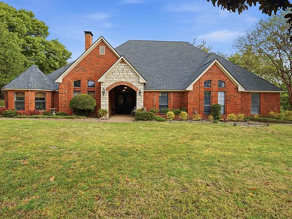 2nd image of 603 Country Club Cir