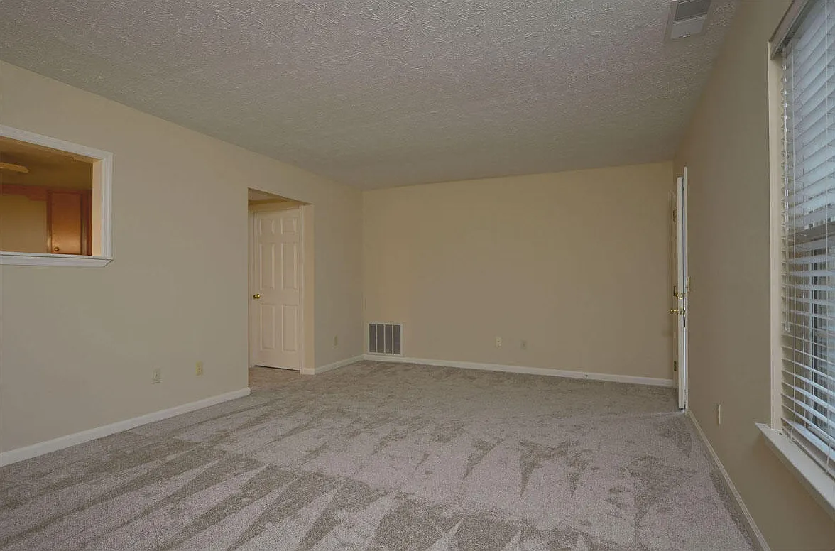 2 bed, 1.0 bath, 920 sqft, $925 — Photo 2