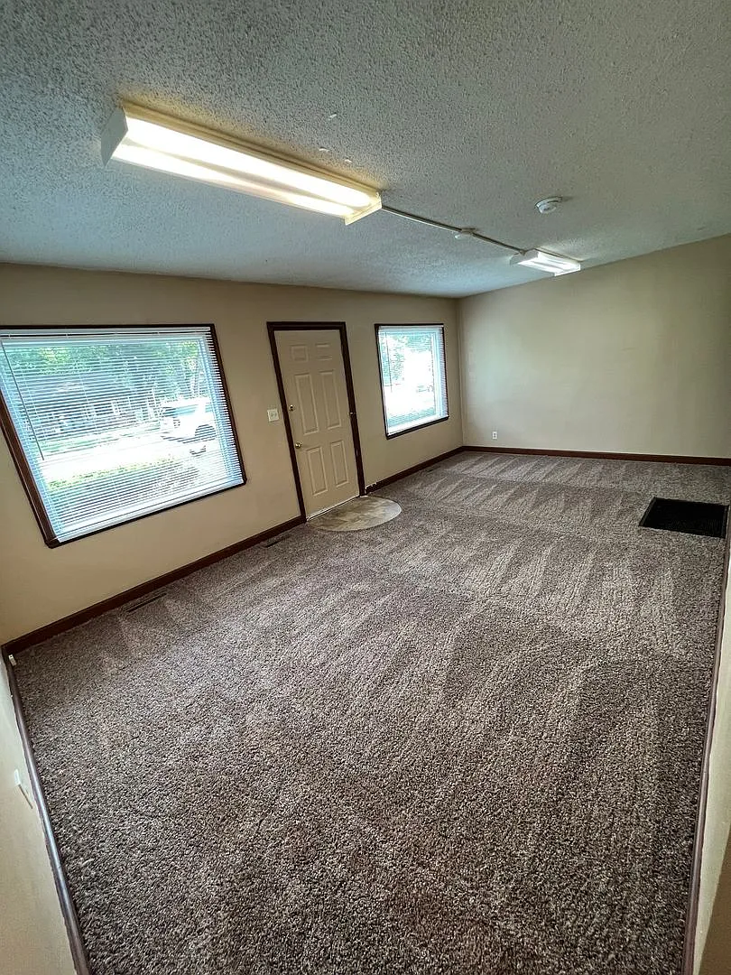 115 W Spruce — Photo 3