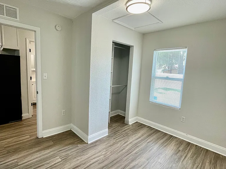 1536 W La Salle St — Photo 8