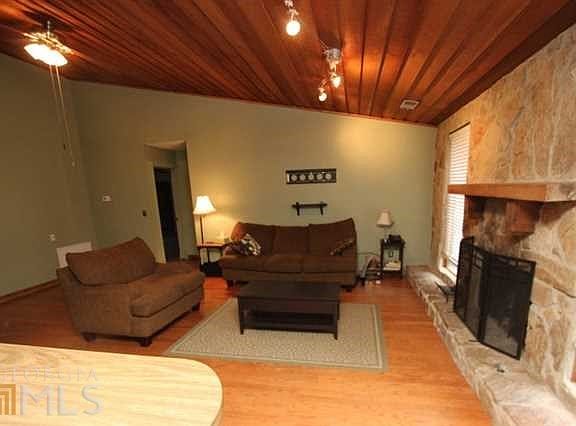 3rd image of 821 Bonnie Glen Dr SE