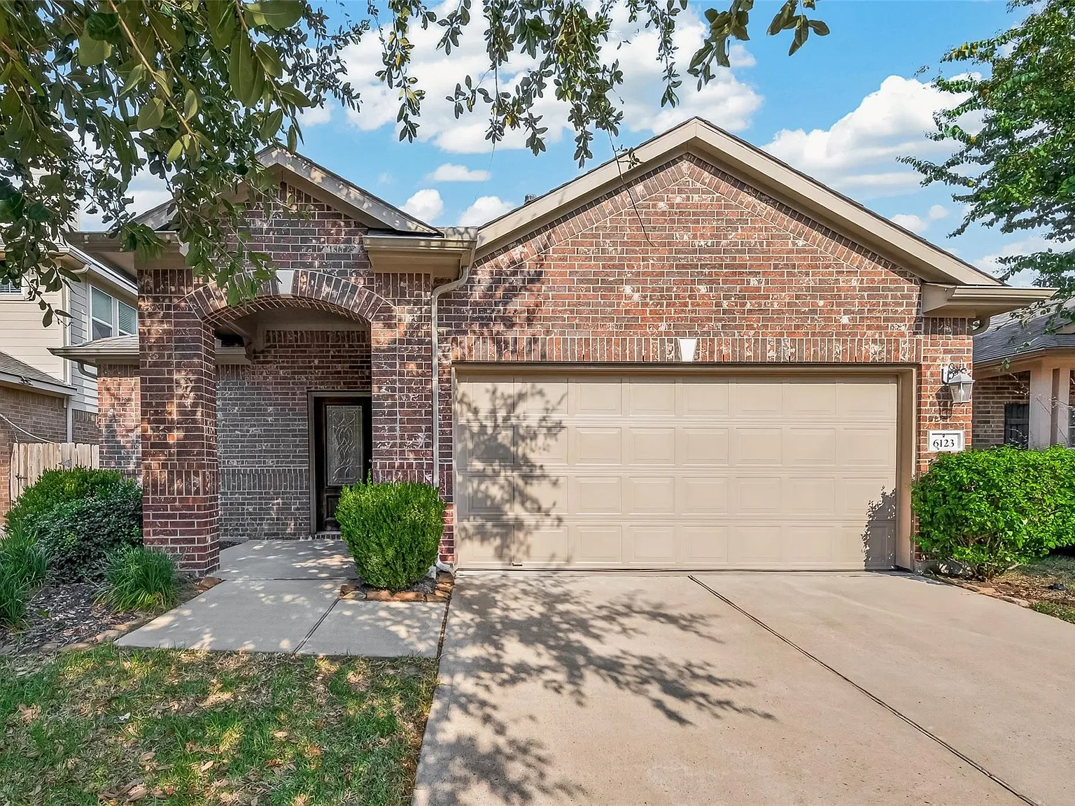 3 bed, 2.5 bath, 2020 sqft, $2,300 — Photo 1