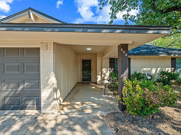 3rd image of 608 Ridgewood Cir