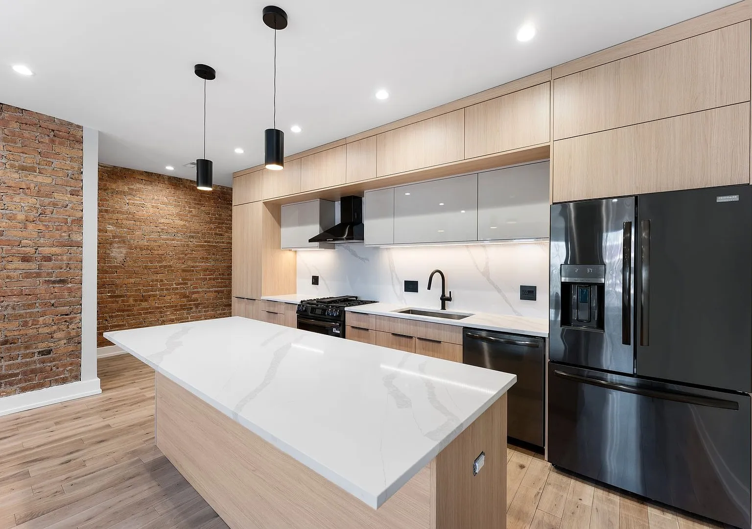 3 bed, 1600 sqft, $3,700 — Photo 1