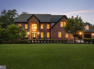 102 Pickwick Dr, Doylestown, PA 18901